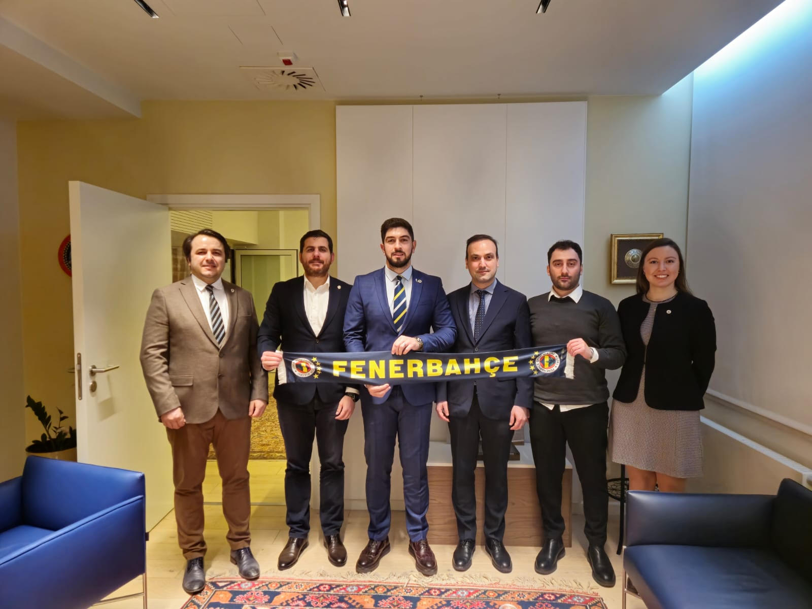 Polonya Fenerbahçeliler Derneği'nden Varşova Büyükelçiliği'ne Anlamlı Ziyaret